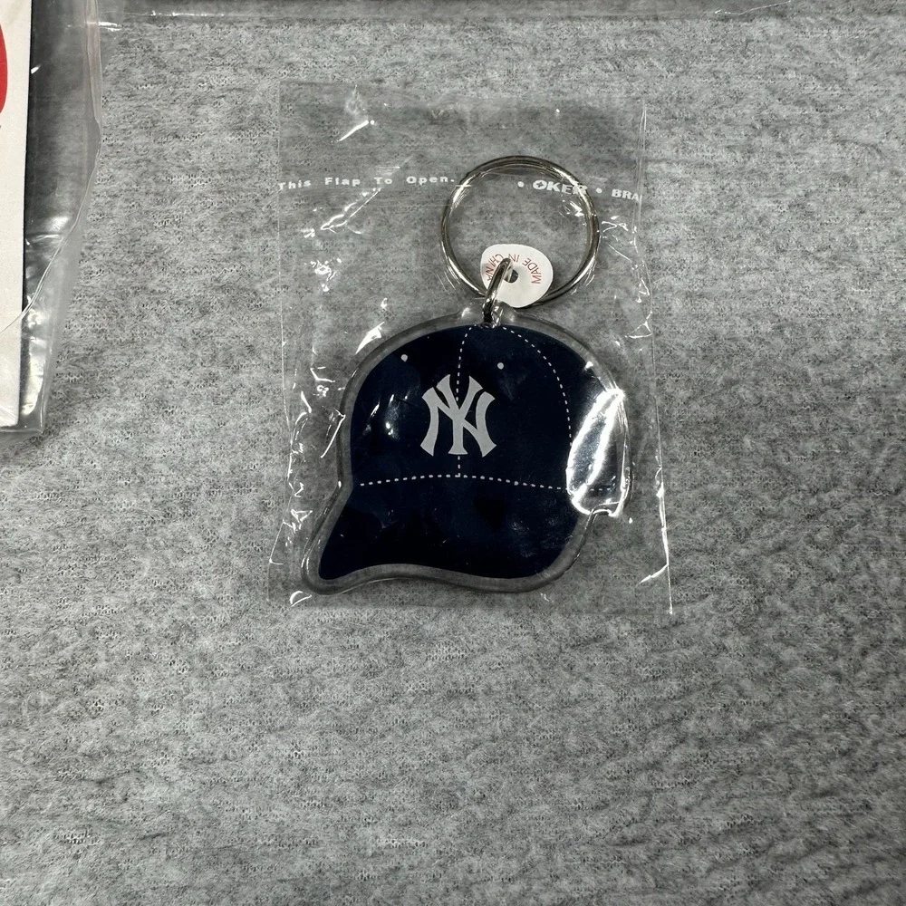 Yankees‎ Universe MLB Keychain + 2 Flexible Magnets Set NWT